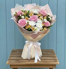 Букет цветов из:  Гвоздики, Орхидеи и Розы в Нехаевской