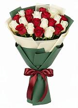 Букет Микс из красных и белых роз в Нехаевской