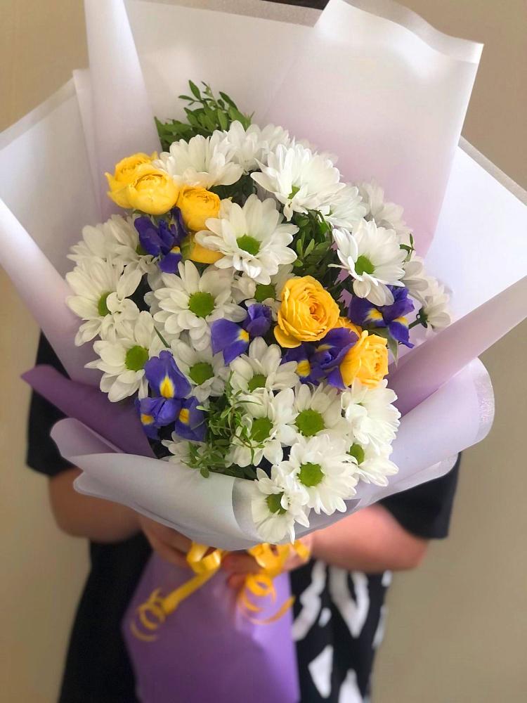 Букет цветов из: Ирисы, Хризантемы и Розы в Нехаевской