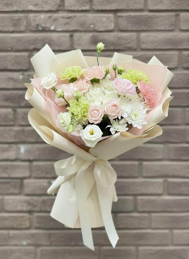 Букет цветов из: Гвоздики, Розы, Лизиантусы и Хризантемы в Нехаевской