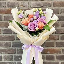 Букет цветов из:  Лизиантусы и Розы в Нехаевской