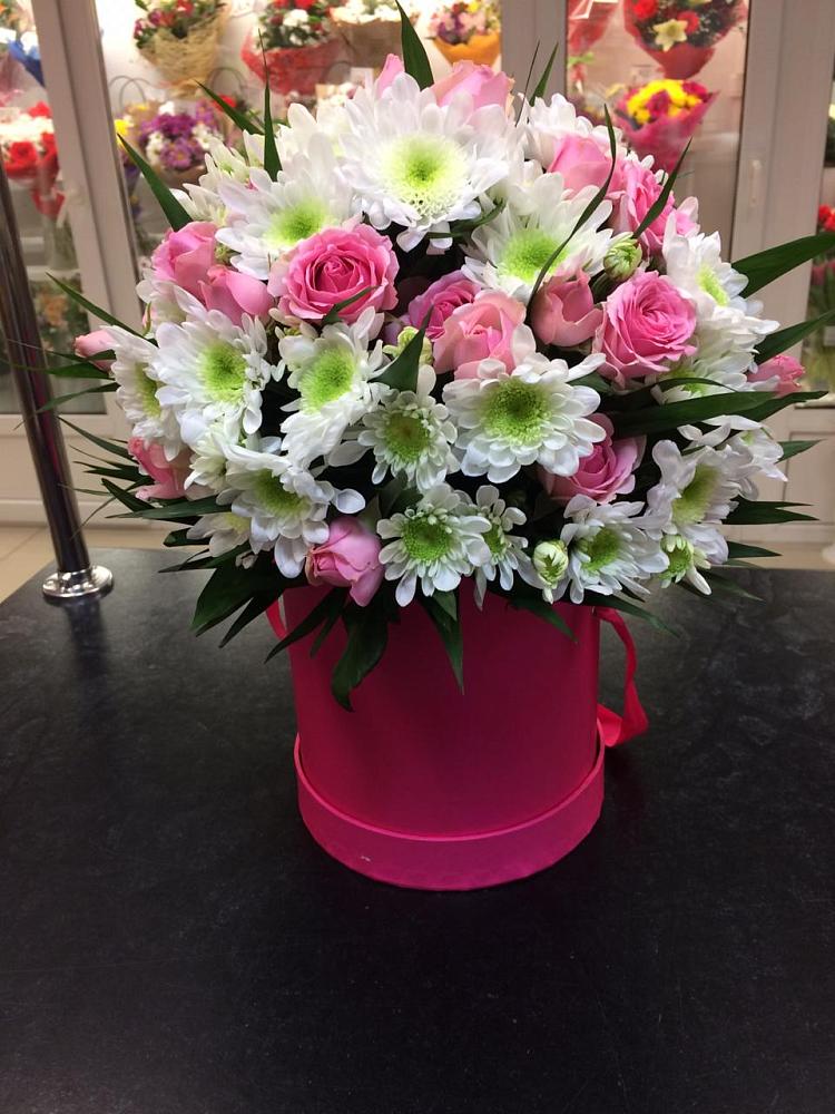 Цветочная композиция из Розы и Хризантемы в шляпной коробке в Нехаевской