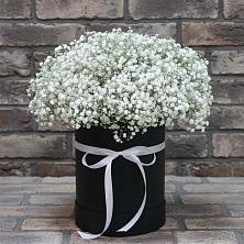 Цветочная композиция из Гипсофила в шляпной коробке в Нехаевской
