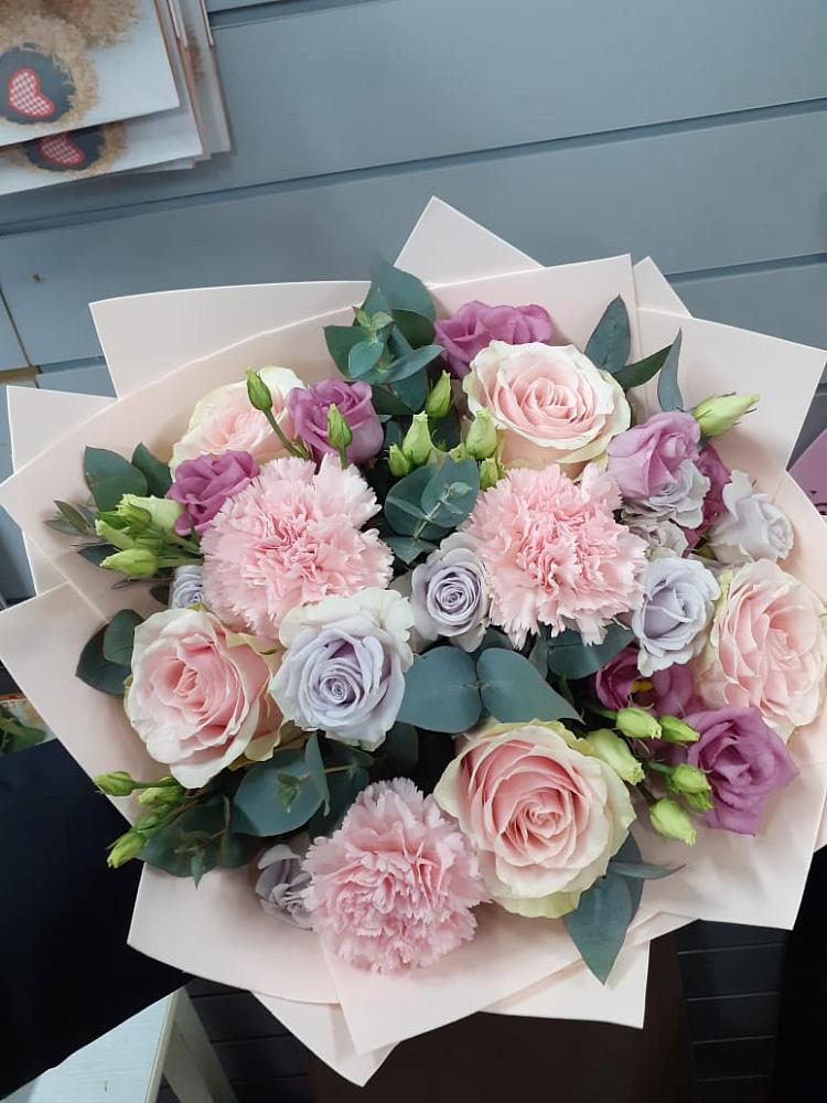 Букет цветов из: Розы, Гвоздики и Лизиантусы в Нехаевской