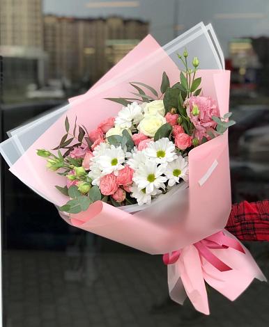 Букет цветов из: Розы, Лизиантусы и Хризантемы в Нехаевской