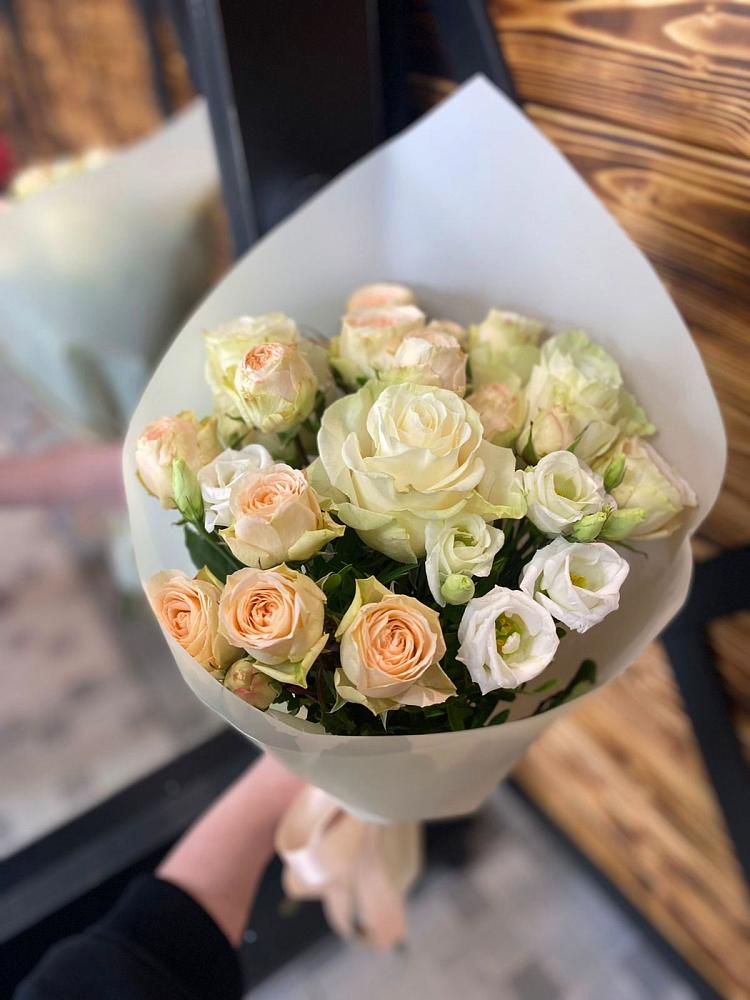 Букет цветов из: Розы и Лизиантусы в Нехаевской